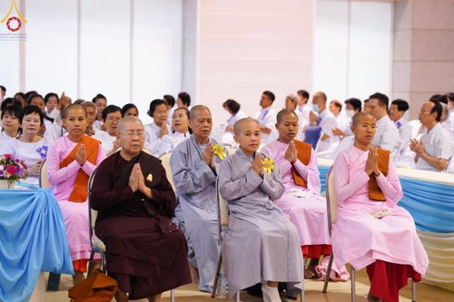 ภาพ No.167631:พิธีตักบาตรและพิธีบูชาข้าวพระ ในวันอาทิตย์ที่ 3 พฤศจิกายน พ.ศ. 2567 ณ วัดพระธรรมกาย