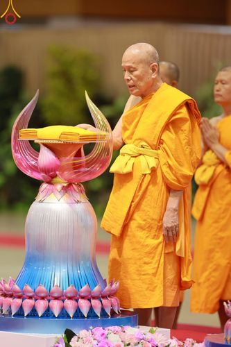 ภาพ No.150235:พิธีทอดผ้าป่าสมทบกฐินวัดพระธรรมกาย และสมทบกฐิน 30,000 วัดทั่วไทย ครั้งที่ 1 เนื่องในวันธรรมชัย 27 สิงหาคม พ.ศ.2567 ณ สภาธรรมกายสากล วัดพระธรรมกาย