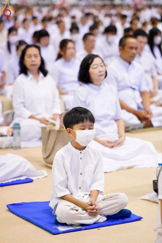 ภาพ No.139204:พิธีตักบาตร , พิธีบูชาข้าวพระ ณ ห้องแก้วสารพัด 1 สภาธรรมกายสากล วัดพระธรรมกาย วันอาทิตย์ต้นเดือนที่ 2 มิถุนายน พ.ศ. 2567