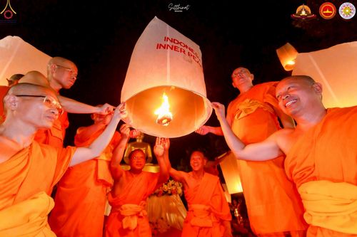 ภาพ No.224617:วันจันทร์ที่ 12 พฤษภาคม พ.ศ. 2568  ชาวพุทธในอินโดนีเซีย ร่วมฉลองวิสาขบูชาจุดประทีปกว่า 200,000 ดวง ณ พระมหาเจดีย์บรมพุทโธ  เจริญพุทธมนต์ถวาย “พระวชิรเกล้าเจ้าอยู่หัว”