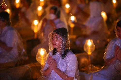 ภาพ No.279371:พิธีจุดวิสาขประทีป พิธีเวียนประทักษิณ ในวันวิสาขบูชา พุธที่ 22 พฤษภาคม พ.ศ. 2567 ( วันพระขึ้น 15 ค่ำ เดือน 6 ) ณ ลานธรรม พระมหาธรรมกายเจดีย์ วัดพระธรรมกาย จ.ปทุมธานี