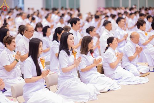 ภาพ No.177715:พิธีตักบาตรและพิธีบูชาข้าวพระ ในวันอาทิตย์ต้นเดือนที่ 1 ธันวาคม พ.ศ. 2567 ณ สภาธรรมกายสากล วัดพระธรรมกาย