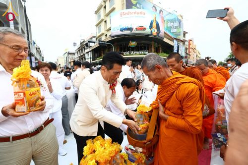 ภาพ No.210416:วันอาทิตย์ที่ 9 มีนาคม พ.ศ. 2568 พ่อเมืองโคราชจัดตักบาตรพระหมื่น ทำบุญเมือง 557 ปี