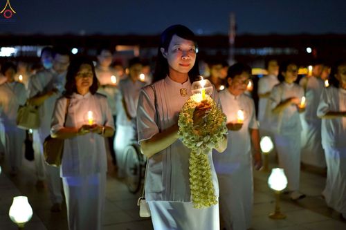 ภาพ No.224101:วันวิสาขบูชา วันอาทิตย์ที่ 11 พฤษภาคม พ.ศ. 2568 พิธีจุดวิสาขประทีป ,  พิธีเวียนประทักษิณรอบพระมหาธรรมกายเจดีย์ , พิธีฉลองชัยสวดมนต์บทธัมมจักกัปปวัตตนสูตร ครบ 7,357,000,000 จบ ณ มหารัตนวิหารคด วัดพระธรรมกาย