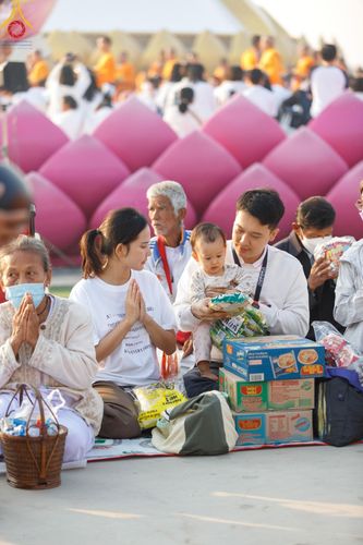 ภาพ No.201166:พิธีตักบาตรพระธรรมยาตรา ณ อนุสรณ์สถานลำดับที่ 5 สถานที่เผยแผ่วิชชาธรรมกายครั้งแรก อนุสรณ์สถานบางปลา วัดบางปลา อำเภอบางเลน จังหวัดนครปฐม ในโครงการธรรมยาตรา กตัญญูบูชา มหาปูชนียาจารย์ พระมงคลเทพมุนี(สด จนฺทสโร) พระผู้ปราบมาร อนุสรณ์สถาน 7 แห่ง ปีที่ 13