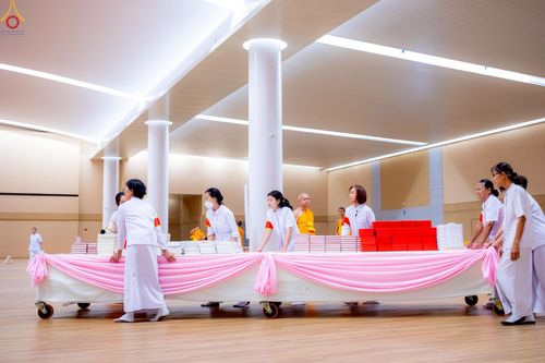 ภาพ No.228458:วันอาทิตย์ที่ 8 มิถุนายน พ.ศ. 2568 พิธีถวายทุนสนับสนุนพระไตรปิฎกฉบับธรรมชัย และอนุรักษ์คัมภีร์โบราณ ณ ห้องแก้วสารพัดนึก 2 วัดพระธรรมกาย