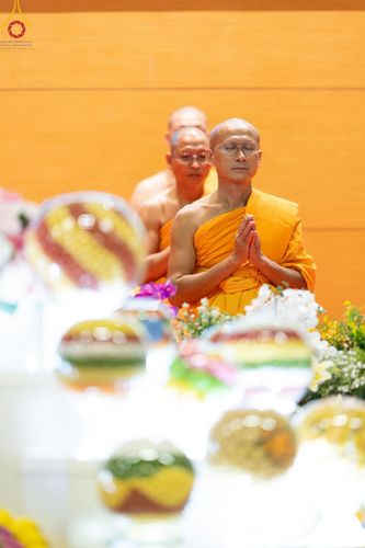 ภาพ No.143533:พิธีตักบาตร ข้าวสารอาหารแห้ง ณ บ้านแก้วเรือนทองคุณยายฯ และ พิธีบูชาข้าวพระ  ณ สภาธรรมกายสากล วัดพระธรรมกาย วันอาทิตย์ที่ 7 กรกฎาคม พ.ศ. 2567