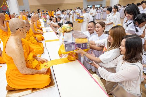 ภาพ No.145374:พิธีถวายผ้าอาบน้ำฝนและประทีปโคมไฟ ณ สภาธรรมกายสากล วัดพระธรรมกาย วันเสาร์ที่ 20 กรกฎาคม พ.ศ. 2567