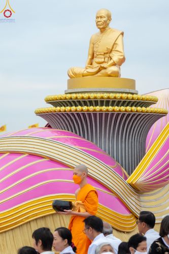 ภาพ No.118605:พิธีตักบาตรพระธรรมยาตรา ปีที่ 12 ณ อนุสรณ์สถานลำดับที่ 5 สถานที่เผยแผ่วิชชาธรรมกายครั้งแรก อนุสรณ์สถานบางปลา จ.นครปฐม วันที่ 25 มกราคม พ.ศ. 2567