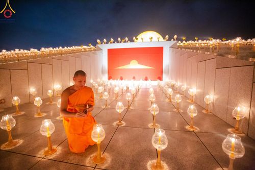 ภาพ No.160721:พิธีจุดประทีป 20,000 ดวง บูชาพระมหาธรรมกายเจดีย์ และบูชาพระมงคลเทพมุนี (สด จนฺทสโร) พระผู้ปราบมาร ณ ลานธรรม พระมหาธรรมกายเจดีย์ วัดพระธรรมกาย จ.ปทุมธานี วันที่ 10 ตุลาคม พ.ศ. 2567