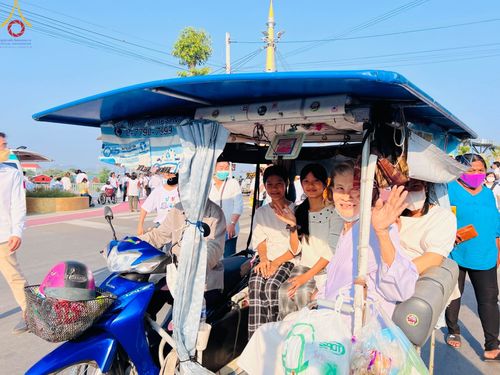 ภาพ No.101958:ตักบาตรพระ 10,000 รูป เติมบุญให้แผ่นดิน เนื่องในโอกาส 192 ปี จังหวัดกาญจนบุรี หนึ่งในโครงการตักบาตรพระ 2,000,000 รูป  77 จังหวัดทุกวัดทั่วไทย วันจันทร์ที่ 11 ธันวาคม พ.ศ. 2566 บริเวณถนนสองแคว (SKY WALK) เมืองกาญจนบุรี