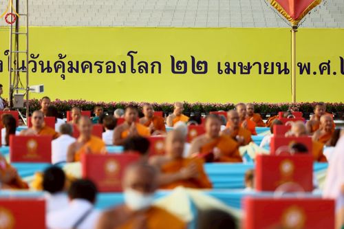 ภาพ No.221699:วันอังคารที่ 22 เมษายน พ.ศ. 2568 ภาพพิธีถวายมหาสังฆทานคณะสงฆ์ 40,000 กว่าวัดทั่วประเทศ เนื่องในวันคุ้มครองโลก ชุดที่ 2 (ปลื้มให้สมการรอคอย) ณ ลานธรรมพระมหาธรรมกายเจดีย์ วัดพระธรรมกาย