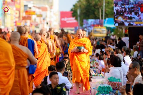 ภาพ No.312845:วันอาทิตย์ที่ 8 มีนาคม พ.ศ.2569 ทำบุญเมืองนครราชสีมา 558 ปี ตักบาตรพระ 10,000 รูป (ภาพชุดที่ 2)