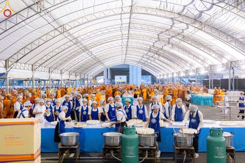 ภาพ No.58958:V.40 ภัตตาหารพระหมื่นวัด เราจัดให้ การปฏิบัติงานของเจ้าหน้าที่และอาสาสมัคร เพื่อรับบุญในการถวายภัตตาหาร แด่คณะสงฆ์ 10,000 กว่าวัดทั่วประเทศ ที่มาร่วมงานวันคุ้มครองโลก จันทร์ที่ 22 เมษายน พ.ศ. 2567 ณ วัดพระธรรมกาย