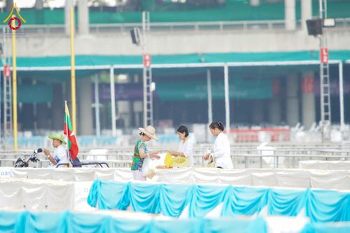 ภาพ No.217875:วันที่ 10-14 เมษายน พ.ศ. 2568 เจ้าหน้าที่อาสาสมัคร เตรียมงานวันคุ้มครองโลก ชุดที่ 2 วัดพระธรรมกาย จ.ปทุมธานี