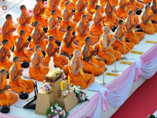 ภาพ No.74765:พิธีตักบาตรพระธรรมยาตราฯ ในโครงการธรรมยาตรากตัญญูบูชา มหาปูชนียาจารย์ พระมงคลเทพมุนี(สด จนฺทสโร) พระผู้ปราบมาร ปีที่ 11 ณ อนุสรณ์สถานลำดับที่ 5 สถานที่เผยแผ่วิชชาธรรมกายครั้งแรก อนุสรณ์สถานบางปลา วัดบางปลา อ.บางเลน จ.นครปฐม วันที่ 29 มกราคม พ.ศ. 2566