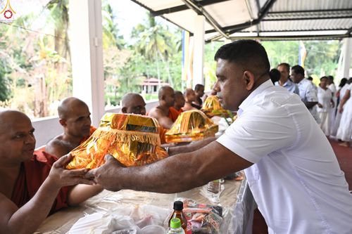 ภาพ No.278695:วันที่ 30 ตุลาคม พ.ศ.2568 กฐินสมทบต่างประเทศ โดยคณะศิษยานุศิษย์ บูชาธรรม 81 ปี หลวงพ่อธัมมชโย ณ วัดศรีสุดาสนะ รังกุต วิหาร ประเทศศรีลังกา