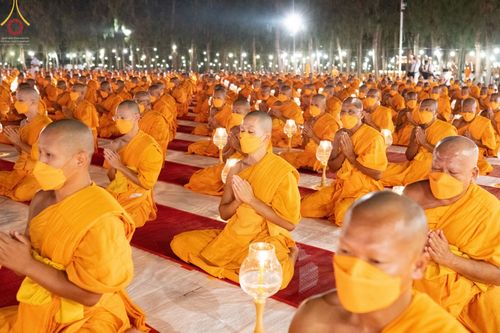 ภาพ No.69366:พิธีจุดประทีปถวายเป็นพุทธบูชา และบูชาธรรมมหาปูชนียาจารย์ ในโครงการธรรมยาตรากตัญญูบูชา มหาปูชนียาจารย์ พระมงคลเทพมุนี(สด จนฺทสโร) พระผู้ปราบมาร ปีที่ 11 ณ อนุสรณ์สถานมหาวิหารพระมงคลเทพมุนี อ.สองพี่น้อง จ.สุพรรณบุรี