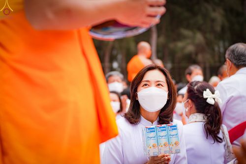 ภาพ No.69714:พิธีตักบาตรพระธรรมยาตราฯ ในโครงการธรรมยาตรากตัญญูบูชา มหาปูชนียาจารย์ พระมงคลเทพมุนี(สด จนฺทสโร) พระผู้ปราบมาร ปีที่ 11 ณ อนุสรณ์สถานลำดับที่ 1 สถานที่เกิดด้วยรูปกายเนื้อ อนุสรณ์สถานมหาวิหารพระมงคลเทพมุนี อ.สองพี่น้อง จ.สุพรรณบุรี