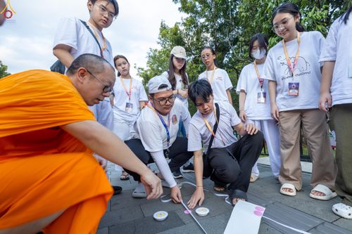 ภาพ No.330099:วันที่ 27-29 พฤษภาคม พ.ศ.2569 MBMI Tangerang (Majelis Agama Buddha Mahanikaya) ได้มีการเตรียมงานเพื่อจัดงานวิสาขบูชานานาชาติ  ชึ่งในงานจะมีการจุดประทีปโคมลาน โคมลอย กว่า 20,000 ดวง  เพื่อน้อมถวายเป็นพุทธบูชา และเพื่อเป็นการกระชับสัมพันธมิตรภาพ