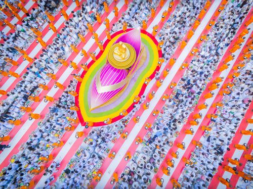 ภาพ No.289371:วันที่ 7 มกราคม พ.ศ. 2569 พิธีตักบาตรพระธรรมยาตรา ณ อนุสรณ์สถานลำดับที่ 1 สถานที่เกิดด้วยรูปกายเนื้อ อนุสรณ์สถานมหาวิหารพระมงคลเทพมุนี (โลตัสแลนด์) อ.สองพี่น้อง จ.สุพรรณบุรี ในโครงการธรรมยาตรา กตัญญูบูชา มหาปูชนียาจารย์ พระมงคลเทพมุนี(สด จนฺทสโร) พระผู้ป