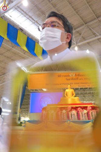 ภาพ No.83669:พิธีวางแผ่นจารึกชื่อและพิธีวางพวงมาลัยสักการะพระประธาน วันอาทิตย์ที่ 16 กรกฎาคม พ.ศ. 2566 ณ รัตนบัลลังก์ สภาธรรมกายสากล วัดพระธรรมกาย