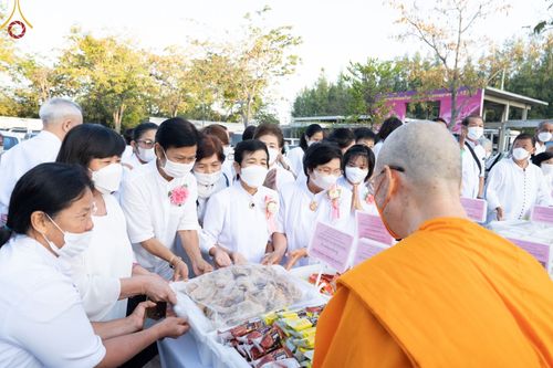 ภาพ No.71347:พิธีถวายภัตตาหารเป็นสังฆทาน แด่คณะพระธรรมยาตราฯ ในโครงการธรรมยาตรากตัญญูบูชา มหาปูชนียาจารย์ พระมงคลเทพมุนี(สด จนฺทสโร) พระผู้ปราบมาร อนุสรณ์สถาน 7 แห่ง ปีที่ 11 วันที่ 15 มกราคม พ.ศ. 2566