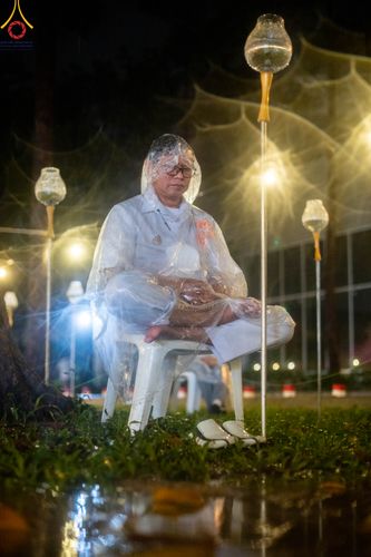 ภาพ No.89277:พิธีประดิษฐานรูปหล่อทองคำ  คุณยายอาจารย์มหารัตนอุบาสิกาจันทร์ ขนนกยูง ภายในมหาวิหารคุณยายอาจารย์ฯ เนื่องในวันครูผู้ค้นพบวิชชาธรรมกาย วันศุกร์ที่ 29 กันยายน พ.ศ. 2566 ณ วัดพระธรรมกาย จ.ปทุมธานี