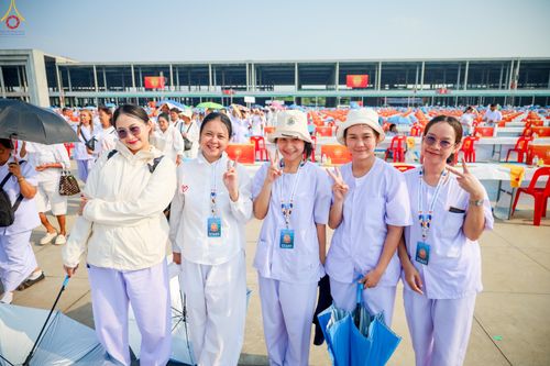 ภาพ No.324472:วันที่ 22 เมษายน พ.ศ.2569 (วันคุ้มครองโลก) งานถวายมหาสังฆทาน 40,000 กว่าวัดทั่วประเทศ บรรยากาศพระสังฆาธิการและสาธุชน  เดินทางเข้าลานธรรม วัดพระธรรมกาย