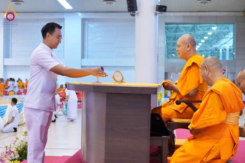 ภาพ No.338018:วันอาทิตย์ต้นเดือน 5 กรกฎาคม พ.ศ.2569 สัมมนาพิเศษ พิธีมอบพระของขวัญ ณ ห้องแก้วสารพัด1 วัดพระธรรมกาย