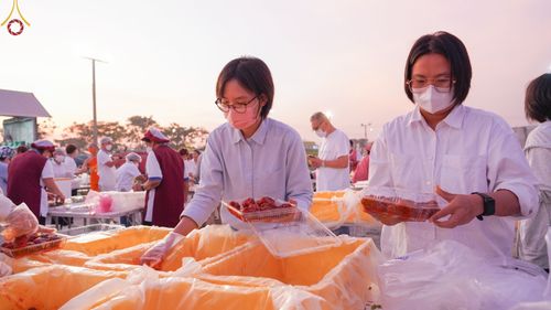 ภาพ No.73898:พิธีถวายภัตตาหารเป็นสังฆทาน แด่คณะพระธรรมยาตราฯ ในโครงการธรรมยาตรากตัญญูบูชา มหาปูชนียาจารย์ พระมงคลเทพมุนี(สด จนฺทสโร) พระผู้ปราบมาร อนุสรณ์สถาน 7 แห่ง ปีที่ 11 วันที่ 23 มกราคม พ.ศ. 2566