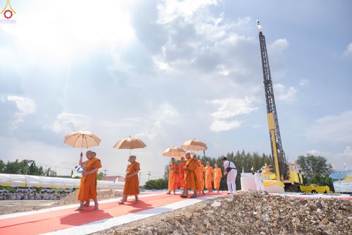 ภาพ No.331409:วันที่ 31 พฤษภาคม พ.ศ.2569 พิธีทอดผ้าป่าและตอกเสาเข็มมงคลต้นแรก องค์พระเจดีย์เพื่อสร้างสันติภาพโลก  ณ ธุดงคสถานพัฒนานิคม จังหวัดลพบุรี