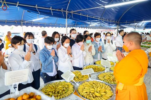 ภาพ No.74641:พิธีถวายภัตตาหารเป็นสังฆทาน แด่คณะพระธรรมยาตราฯ ในโครงการธรรมยาตรากตัญญูบูชา มหาปูชนียาจารย์ พระมงคลเทพมุนี(สด จนฺทสโร) พระผู้ปราบมาร อนุสรณ์สถาน 7 แห่ง ปีที่ 11 วันที่ 28 มกราคม พ.ศ. 2566