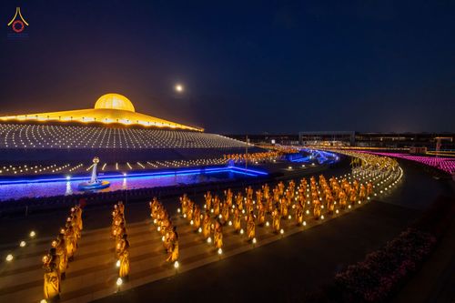 พิธีจุดวิสาขประทีปและเวียนประทักษิณ เนื่องในวันวิสาขบูชา วันเสาร์ที่ 3 มิถุนายน 2566 ณ ลานธรรมพระมหาธรรมกายเจดีย์ วัดพระธรรมกาย จ.ปทุมธานี