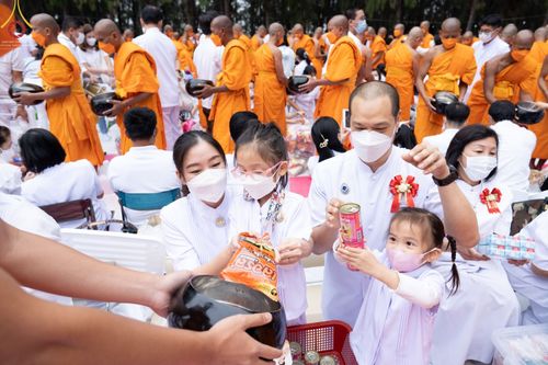 ภาพ No.69623:พิธีตักบาตรพระธรรมยาตราฯ ในโครงการธรรมยาตรากตัญญูบูชา มหาปูชนียาจารย์ พระมงคลเทพมุนี(สด จนฺทสโร) พระผู้ปราบมาร ปีที่ 11 ณ อนุสรณ์สถานลำดับที่ 1 สถานที่เกิดด้วยรูปกายเนื้อ อนุสรณ์สถานมหาวิหารพระมงคลเทพมุนี อ.สองพี่น้อง จ.สุพรรณบุรี