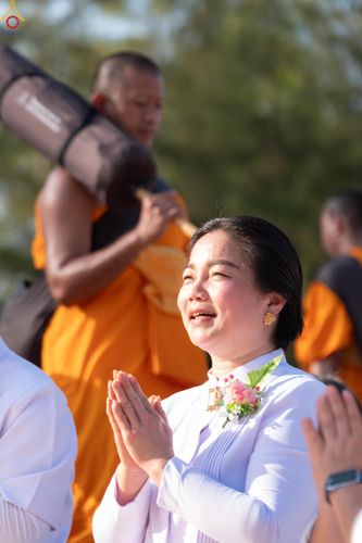 ภาพ No.290504:วันที่ 7 มกราคม พ.ศ. 2569 พิธีต้อนรับพระธรรมยาตรา ณ อนุสรณ์สถานลำดับที่ 2  สถานที่ตั้งมโนปณิธานบวชตลอดชีวิต อนุสรณ์สถานคลองบางนางแท่น (ภาพชุดที่ 2) อ.สามพราน จ.นครปฐม ในโครงการธรรมยาตรา กตัญญูบูชา มหาปูชนียาจารย์ พระมงคลเทพมุนี(สด จนฺทสโร) พระผู้ปราบมาร 