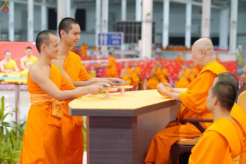 ภาพ No.338979:วันอาทิตย์ที่ 12 กรกฎาคม พ.ศ.2569 พิธีมุทิตาผู้สอบได้เปรียญธรรม ประโยค 1-2 ถึง ป.ธ.9 และ บ.ศ.1-2 ถึง บ.ศ.6 สำนักศาสนศึกษาวัดพระธรรมกาย ประจำปี 2569, พิธีมอบตราตั้งแต่งตั้งอาจารย์ใหญ่ สำนักศาสนศึกษาวัดพระธรรมกาย