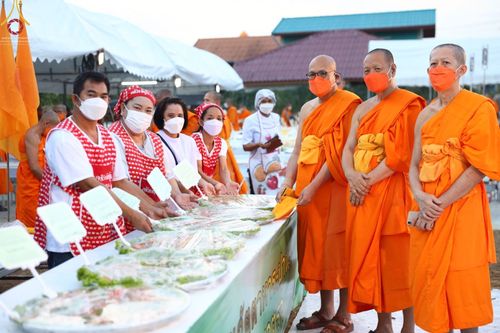 ภาพ No.70081:พิธีถวายภัตตาหารเป็นสังฆทาน แด่คณะพระธรรมยาตราฯ ในโครงการธรรมยาตราฯ ปีที่ 11 ณ อนุสรณ์สถานคลองบางนางแท่น อ.สามพราน จ.นครปฐม วันที่ 11 มกราคม พ.ศ. 2566