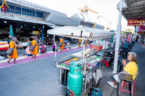 ภาพ No.106174:พิธีต้อนรับพระธรรมยาตรา ชุด 2 ในโครงการธรรมยาตรากตัญญูบูชา มหาปูชนียาจารย์  พระมงคลเทพมุนี(สด จนฺทสโร) พระผู้ปราบมาร  อนุสรณ์สถาน 7 แห่ง ปีที่ 12  วันที่ 3 มกราคม พ.ศ. 2567  ณ อนุสรณ์สถานโลตัสแลนด์ จ.สุพรรณบุรี