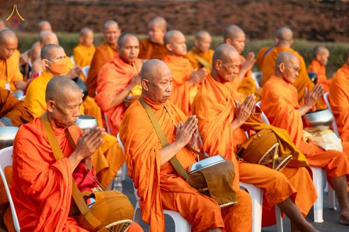 ภาพ No.318107:วันเสาร์ที่ 4 เมษายน พ.ศ. 2569 งานทำบุญเมืองใจกลางอยุธยา  ตักบาตรพระ 1,109 รูป ณ ถนนชีกุน หน้าวัดมหาธาตุ และวัดราชบูรณะ