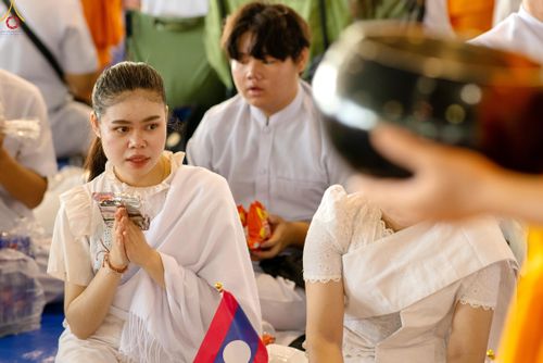 ภาพ No.327948:วันที่ 3 พฤษภาคม พ.ศ.2569 พิธีตักบาตร ข้าวสารอาหารแห้ง ณ บ้านแก้วเรือนทองคุณยายอาจารย์ฯ วัดพระธรรมกาย