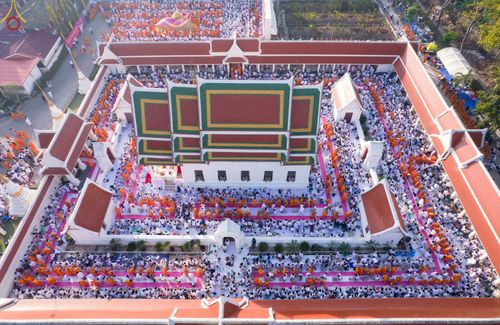 ภาพ No.73584:พิธีตักบาตรพระธรรมยาตราฯ ในโครงการธรรมยาตรากตัญญูบูชา มหาปูชนียาจารย์ พระมงคลเทพมุนี(สด จนฺทสโร) พระผู้ปราบมาร ปีที่ 11 ณ อนุสรณ์สถานลำดับที่ 4 สถานที่เกิดด้วยกายธรรม วัดโบสถ์ (บน) บางคูเวียง อ.บางกรวย จ.นนทบุรี วันที่ 22 มกราคม พ.ศ. 2566