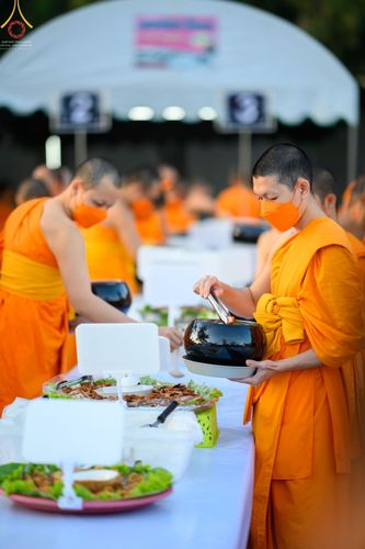 ภาพ No.69278:พิธีถวายภัตตาหารเป็นสังฆทาน แด่คณะพระธรรมยาตราฯ ในโครงการธรรมยาตราฯ ปีที่ 11 ณ อนุสรณ์สถานมหาวิหารพระมงคลเทพมุนี อ.สองพี่น้อง จ.สุพรรณบุรี วันที่ 4 และ 5 มกราคม พ.ศ. 2566