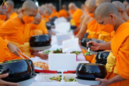 ภาพ No.69870:พิธีถวายภัตตาหารเป็นสังฆทาน แด่คณะพระธรรมยาตราฯ ในโครงการธรรมยาตราฯ ปีที่ 11 ณ อนุสรณ์สถานมหาวิหารพระมงคลเทพมุนี อ.สองพี่น้อง จ.สุพรรณบุรี วันที่ 7 มกราคม พ.ศ. 2566