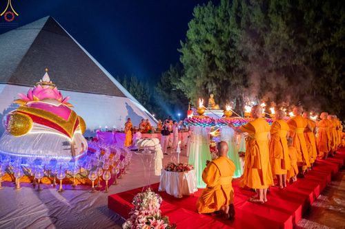 ภาพ No.69482:พิธีจุดประทีปถวายเป็นพุทธบูชา และบูชาธรรมมหาปูชนียาจารย์ ในโครงการธรรมยาตรากตัญญูบูชา มหาปูชนียาจารย์ พระมงคลเทพมุนี(สด จนฺทสโร) พระผู้ปราบมาร ปีที่ 11 ณ อนุสรณ์สถานมหาวิหารพระมงคลเทพมุนี อ.สองพี่น้อง จ.สุพรรณบุรี