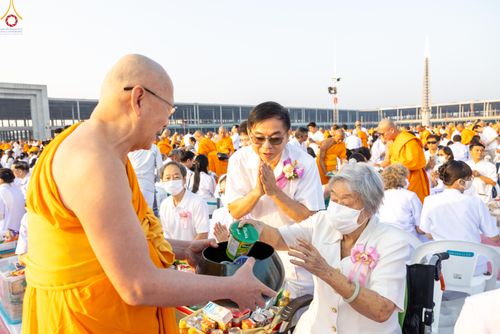 ภาพ No.279968:วันที่ 1 มกราคม พ.ศ.2569 พิธีตักบาตรในวันขึ้นปีใหม่ ณ ลานธรรม วัดพระธรรมกาย