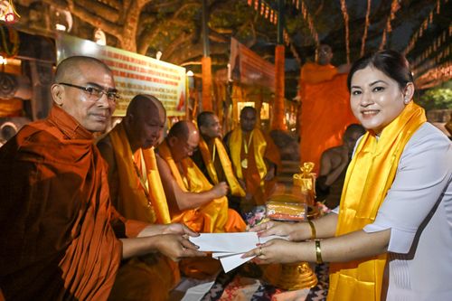 ภาพ No.284111:วันที่ ๔ พฤศจิกายน พุทธศักราช ๒๕๖๘ กฐินสมทบวัดต่างประเทศ โดยคณะศิษยานุศิษย์ บูชาธรรม 81 ปี หลวงพ่อธัมมชโย ณ วัดมหาโพธิ์ เมืองพุทธคยา ประเทศอินเดีย