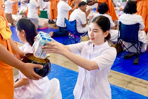 ภาพ No.318196:วันอาทิตย์ต้นเดือนที่ 5 เมษายน พ.ศ.2569 พิธีตักบาตร ณ บ้านแก้วเรือนทองคุณยายอาจารย์ฯ วัดพระธรรมกาย