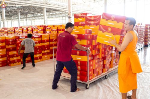 ภาพ No.320549:วันที่ 10 เมษายน พ.ศ.2569 การเตรียมกล่องไทยธรรม เพื่องานถวายมหาสังฆทาน 40,000 กว่าวัดทั่วประเทศ วันคุ้มครองโลก 22 เมษายน พ.ศ.2569 วัดพระธรรมกาย