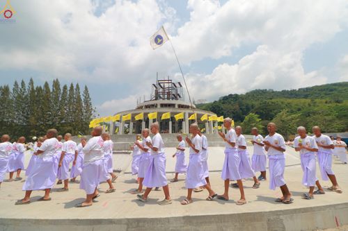 ภาพ No.320125:วันเสาร์ที่ 4 เมษายน 2569 พิธีตัดปอยผม ขอขมาผู้ปกครอง  มอบบาตร-ผ้าไตร และพิธีบรรพชาสามเณร 87 รูป  ณ ศูนย์ปฏิบัติธรรมระยอง(บ้านช่องลม)  ต.บางบุตร อ.บ้านค่าย จ.ระยอง